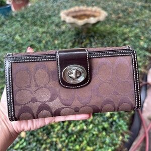 ▶️ Coach ◀️  Signature C Turn-lock
Brown Mahogany Canvas Leather Wallet